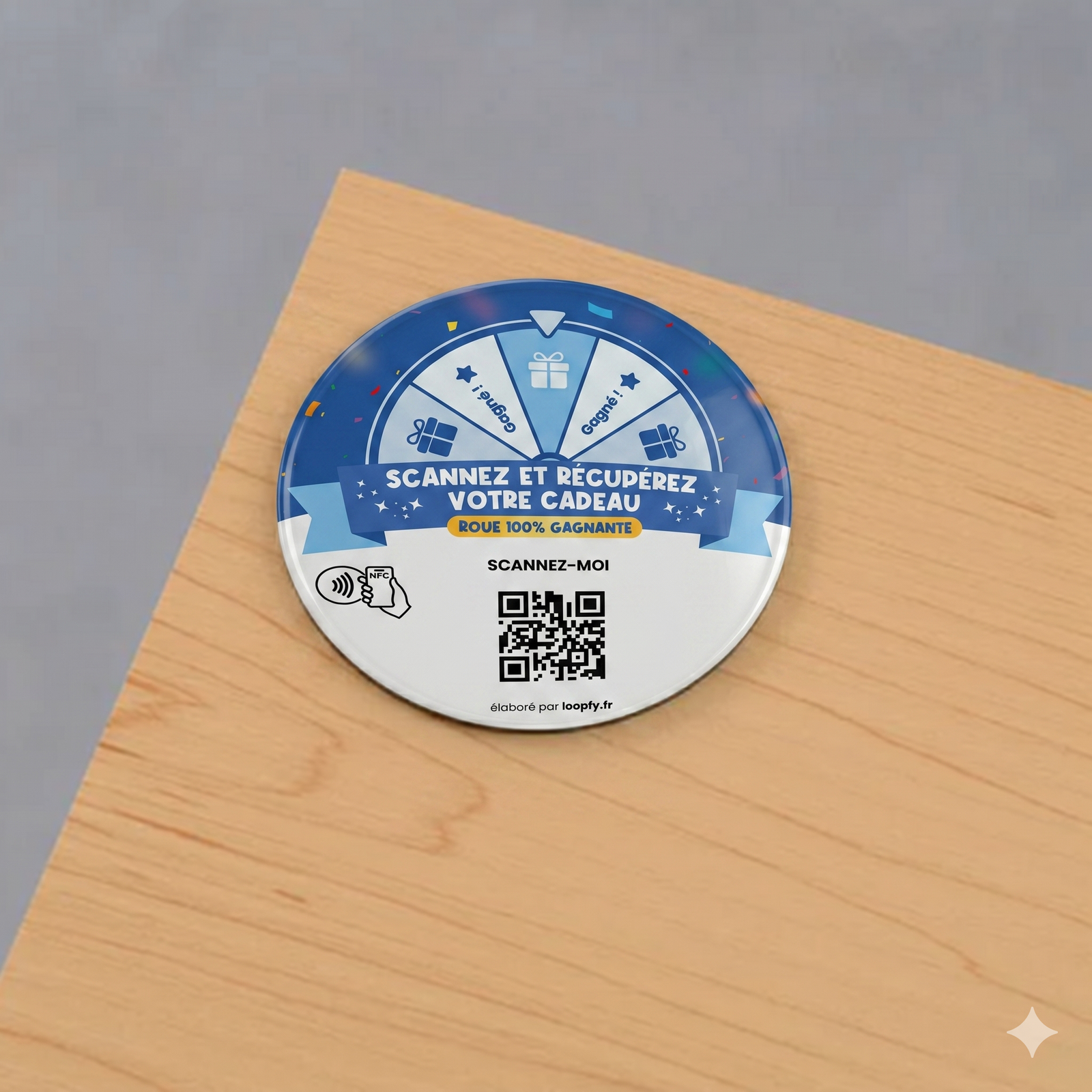 Badge époxy Loopfy sur table de restaurant